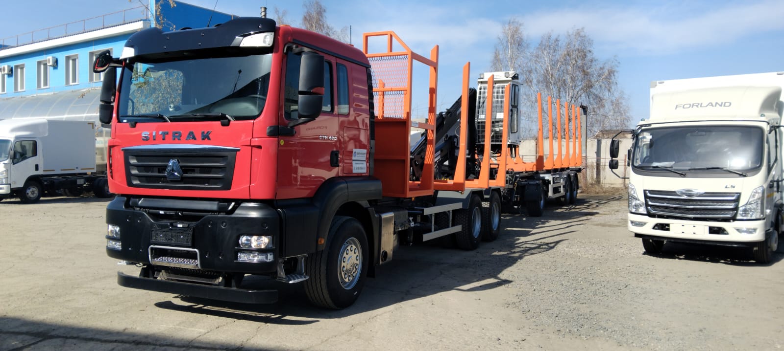 Cортиментовоз SITRAK C7H 6Х4 с местом на заднем свесе по КМУ Майман ММ-110 и прицепом сортиментовозная платформа с ТСУ