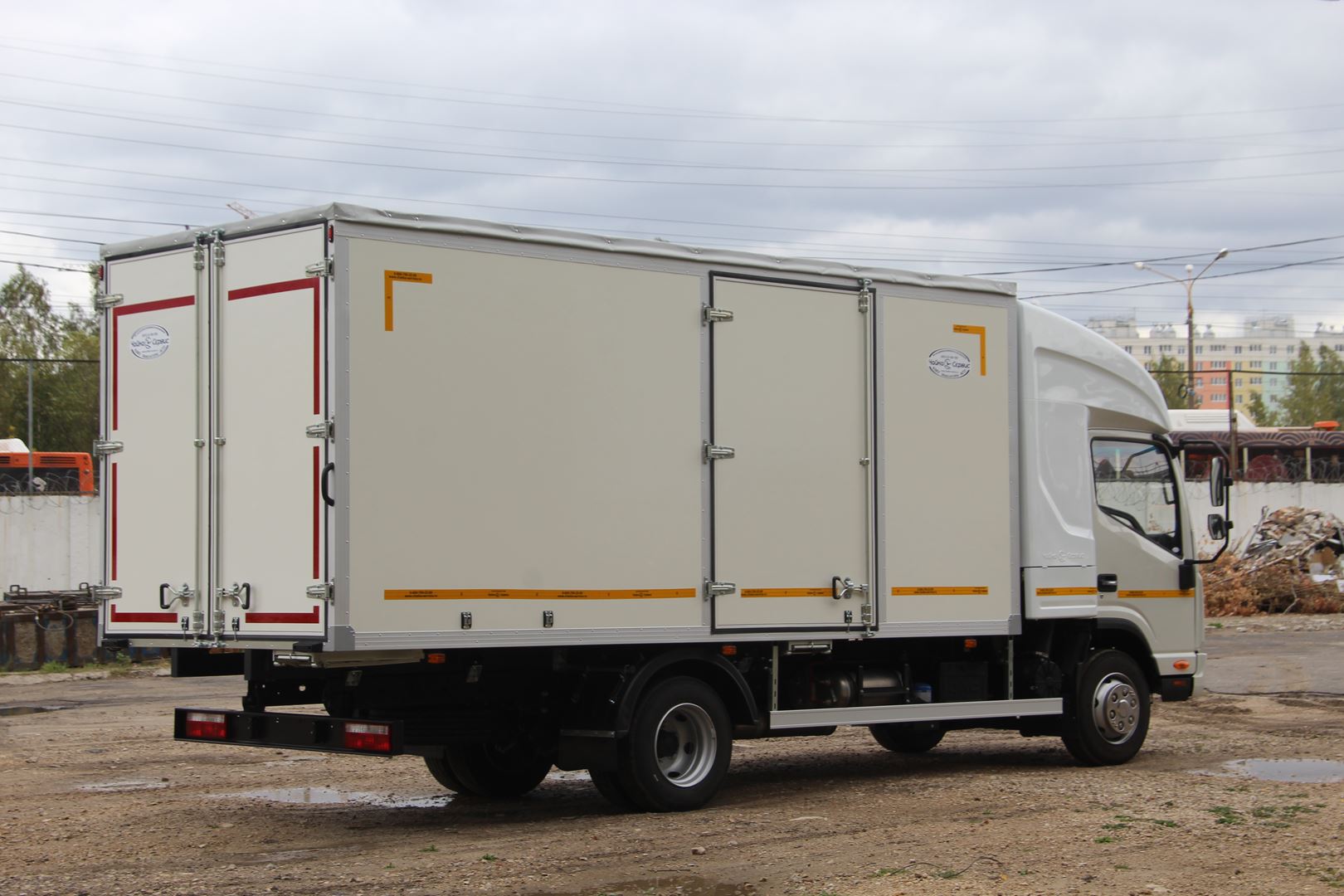 JAC N90 Промтоварный фургон c закабинным спальником